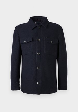 Knickergraue Wolljacke mit Knöpfen, Kragen und zwei aufgesetzten Taschen auf der Brust, langen Ärmeln und geradem Saum.