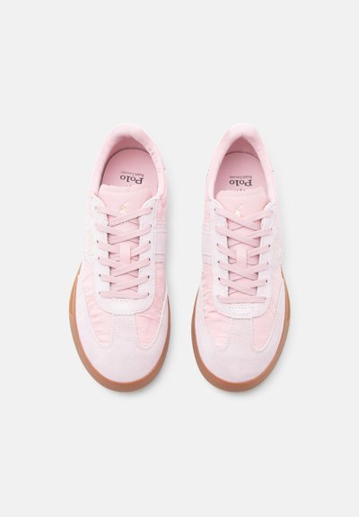 Ζευγάρι ροζ αθλητικά παπούτσια χαμηλού ύψους με σόλες από καουτσούκ τύπου gum, ύφασμα και σουέντ επάνω μέρος, και κορδόνια, φωτογραφημένα από πάνω σε λευκό φόντο.