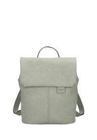 Zaino minimalista grigio con chiusura a patta, maniglia superiore e cuciture verticali visibili sul pannello frontale, mostrato su uno sfondo bianco.