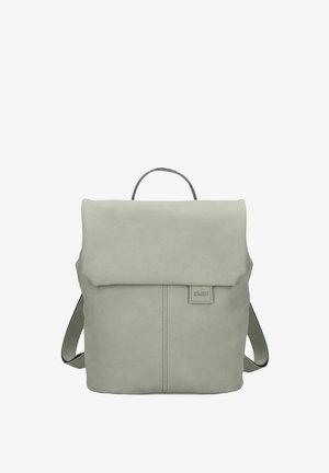 Zaino minimalista grigio con chiusura a patta, maniglia superiore e cuciture verticali visibili sul pannello frontale, mostrato su uno sfondo bianco.