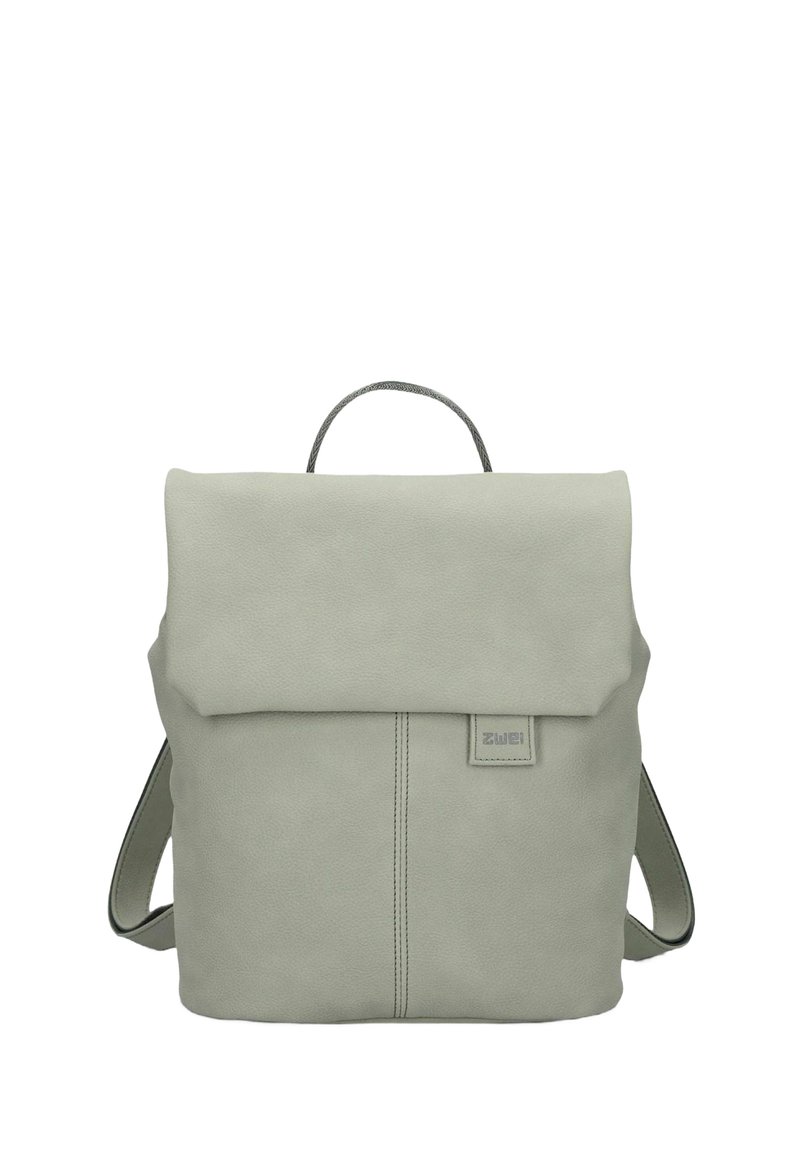 Zaino minimalista grigio con chiusura a patta, maniglia superiore e cuciture verticali visibili sul pannello frontale, mostrato su uno sfondo bianco.