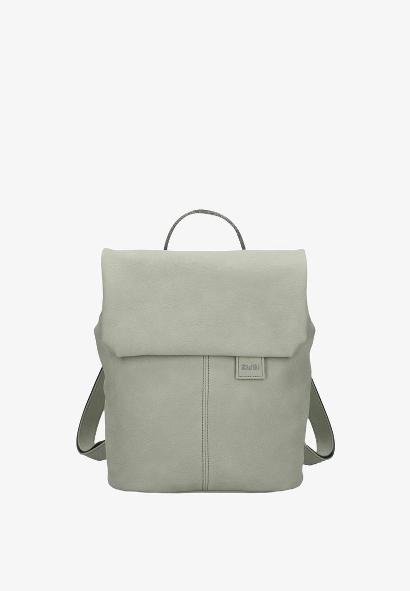 Mochila gris minimalista con cierre de solapa, asa superior y costuras verticales visibles en el panel frontal, presentada sobre un fondo blanco.