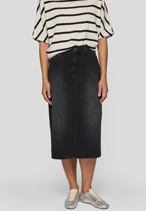 Schwarzer Denim-Midirock mit geradem Schnitt, Gürtelschlaufen und Fronttaschen, kombiniert mit einem gestreiften Kurzarmtop und metallischen Sneakers.