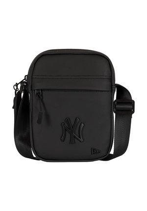 Bolso bandolera negro con correa ajustable, bolsillo delantero con cremallera y logo de los New York Yankees en relieve sobre material liso.