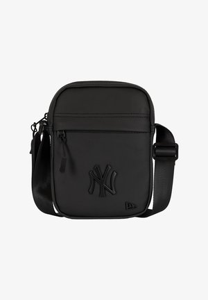Bolso bandolera negro con correa ajustable, bolsillo delantero con cremallera y logo de los New York Yankees en relieve sobre material liso.