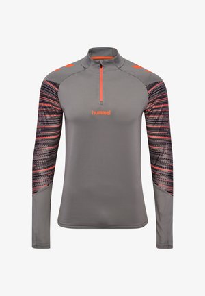 Grijze sporttop met lange mouwen, oranje accenten, patroon op de mouwen, rits aan de voorkant en het "hummel"-logo in het midden van de borst.