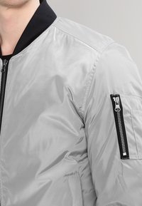 Urban Classics 2-TONE BOMBER JACKET - Bomber bunda - silver/black
