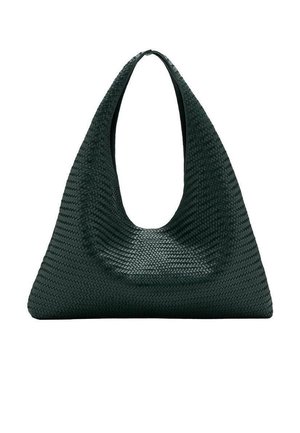 Bolso tejido verde con un gran asa ovalada recortada, forma triangular, superficie texturizada y forro interior suave.