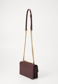 Pinko LOVE ONE MINI - Soma ar siksnu pāri ķermenim - catawba grape/antique gold-coloured