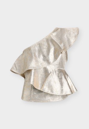 Ασύμμετρο μεταλλικό ασημένιο τοπ με στρωμένα βολάν και σχέδιο off-shoulder, με υφή από γυαλιστερό ύφασμα.