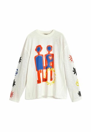 Camisa blanca de manga larga con figuras humanas abstractas en rojo y azul que se toman de las manos, rodeadas por diseños en forma de sol en amarillo, negro, rojo y azul en las mangas.