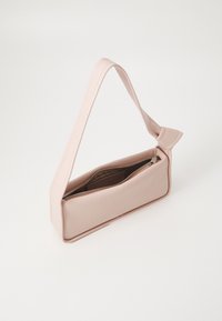 Różowa torebka na ramię z ekoskóry o prostokątnym kształcie, zamykana na zamek błyskawiczny, z supełkowanym paskiem. Gładka faktura i minimalistyczny design.