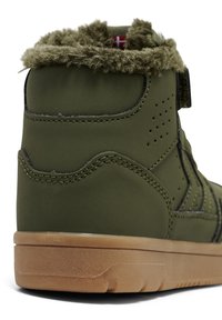 Zielony sneaker z wysoką cholewką, kołnierzem z futerka syntetycznego, gumową podeszwą, detalami przeszyć oraz perforowanymi sekcjami zapewniającymi wentylację. Zawiera klasyczne elementy designu.