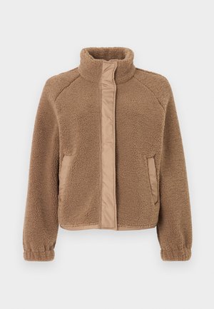 Ruskea fleece-takki, jossa on korkea kaulus, vetoketjusuljenta ja sivutaskut. Takissa on tekstiilitehosteita ja kontrastivärisiä sileitä paneeleita.