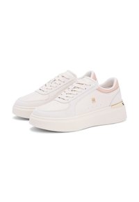 Λευκά αθλητικά παπούτσια με λείο δερμάτινο φινίρισμα, παστέλ ροζ λεπτομέρειες, κορδόνια και παχιά, υφή σόλα με χρυσά μεταλλικά στοιχεία.