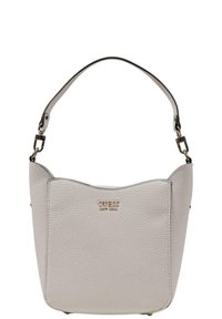 Borsa in ecopelle grigia chiara con texture, dotata di un top curvo, tracolla regolabile e un logo dorato sul davanti, con dettagli hardware in metallo.