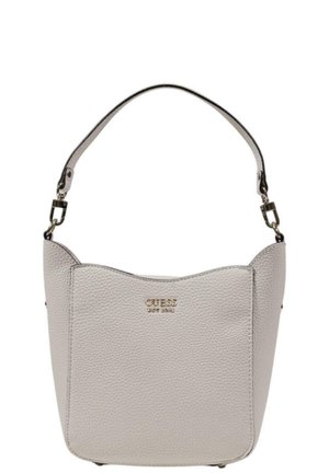 Borsa in ecopelle grigia chiara con texture, dotata di un top curvo, tracolla regolabile e un logo dorato sul davanti, con dettagli hardware in metallo.