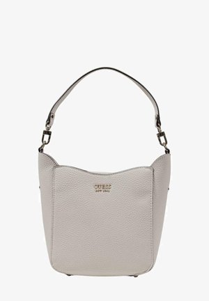 Borsa in ecopelle grigia chiara con texture, dotata di un top curvo, tracolla regolabile e un logo dorato sul davanti, con dettagli hardware in metallo.