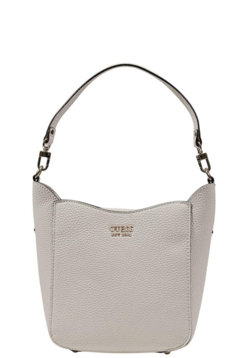 Borsa in ecopelle grigia chiara con texture, dotata di un top curvo, tracolla regolabile e un logo dorato sul davanti, con dettagli hardware in metallo.