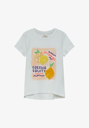 Weißes T-Shirt mit kurzen Ärmeln, bunten Zitronengrafiken, Glitzerdetails und dem Text „Vitamins Fresh & Fruity lemons“ auf der Vorderseite.