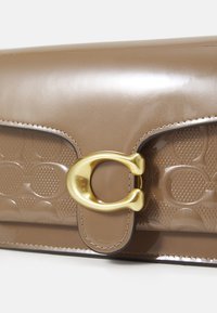 COACH TABBY CHAIN CLUTCH IN SIGNATURE LEATHER - Sac bandoulière - dark stone