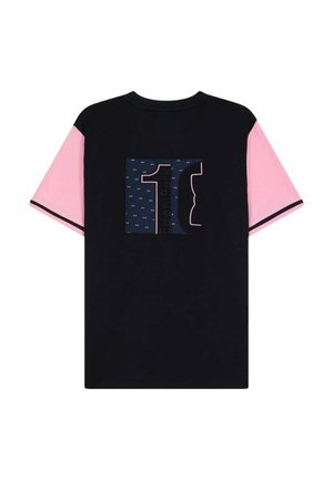 T-shirt noir avec des manches courtes roses, présentant un patch carré bleu marine imprimé du numéro '11' et "Eden Park" dans des couleurs contrastées.