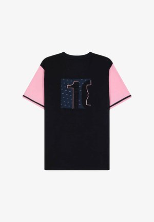 T-shirt noir avec des manches courtes roses, présentant un patch carré bleu marine imprimé du numéro '11' et "Eden Park" dans des couleurs contrastées.