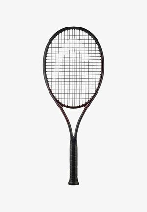 Raqueta de tenis negra con cabeza ovalada, cuerdas de nailon en un patrón entrecruzado y empuñadura de goma negra texturizada.