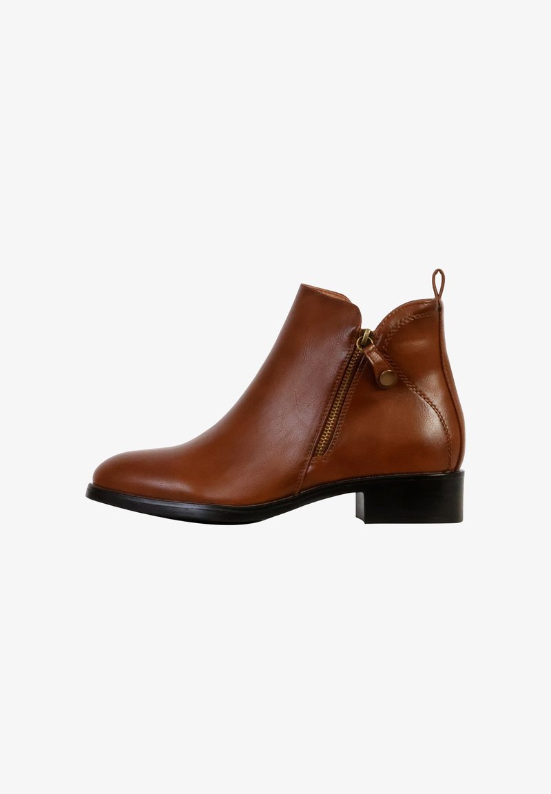 Bottine en cuir marron avec un bout rond, une fermeture éclair sur le côté et un petit talon. Texture lisse avec une languette à l'arrière.