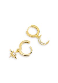 Boucles d'oreilles en or en forme de cerceau, ornées d'une étoile et d'un croissant de lune, embellies de pierres transparentes. Texture lisse avec une finition polie.