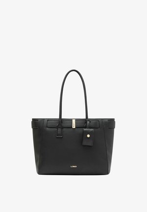 Sac tote en cuir noir avec deux poignées, forme structurée, accents en métal doré, et une étiquette détachable à l'avant. Surface texturée.