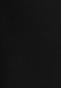 Svart tyg med en mjuk textur och lätt glänsande yta. Enhetlig färg utan mönster eller synlig hårdvara. Enkel och minimalistisk design.