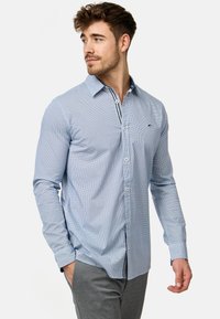 Blåternet langærmet skjorte med button-down krave, med hvide knapper og et lille logo på brystet. Glat bomuldsstof.