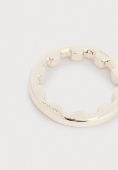 Stříbrný kruhový prsten s texturovaným vlnitým okrajem. Označeno "PATTARAPHAN 925". Hladký povrch, leštěný lesk.