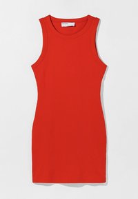 Robe rouge côtelée sans manches avec un col montant et une coupe épousant la silhouette. La texture est lisse, avec un style épuré et minimaliste.