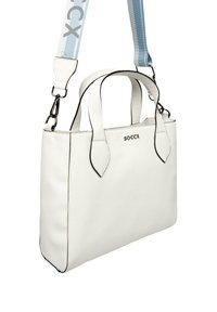 Weiße Ledertasche mit doppelten Griffen und abnehmbarem Schultergurt, ausgestattet mit einem blau-weißen Design. "SOCCX" Logo auf der Vorderseite.