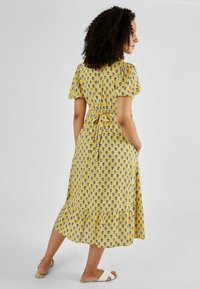 JoJo Maman Bébé MATERNITY MIDI DRESS - REGULAR FIT - Dnevna haljina - yellow batik print