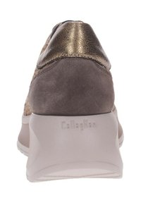 Sneaker in suede marrone e metallizzato con suola bianca spessa, vista dal tallone che mostra il marchio "Callaghan" sulla suola.