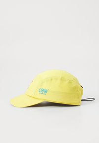 Gelbe Kappe mit gebogenem Schirm, aus atmungsaktivem Stoff, besticktem Logo und verstellbarem Riemen hinten.
