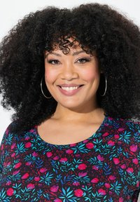 Musta kukkakuosiset paita, jossa on kirkkaan vaaleanpunaisia ja sinisiä kukkia tummalla taustalla, pyöristetty pääntie ja lyhyet hihat.