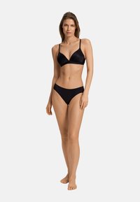Set bikini in satin nero con reggiseno a triangolo con spalline sottili e mutandine alte abbinate con bordi scallop.