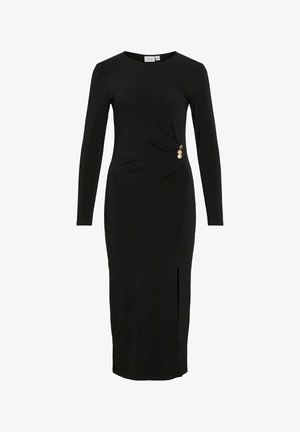 Czarna sukienka z długim rękawem wykonana z gładkiego materiału, z bocznym rozcięciem i trzema złotymi guzikami na talii jako akcent.