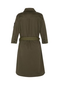 Abito camicia da donna verde oliva con colletto, vita cintata e polsini a bottoni. Tessuto liscio con silhouette dritta e piega sul retro.