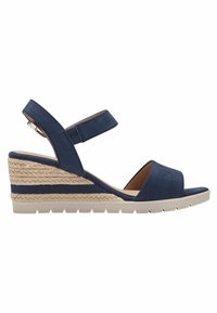 Sandales compensées navies avec une surface en daim doux, bout fermé, sangle de cheville réglable et un talon en espadrille tressé.