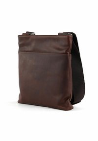 Borsa in pelle marrone con texture liscia, forma rettangolare e tracolla intrecciata. Presenta una chiusura con zip e una tasca frontale piatta.