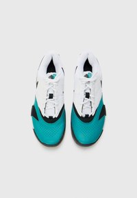 Weiße Sportschuhe mit türkisfarbenen Akzenten, aus Netzstoff, mit schwarzen Details und durchlöchertem Design an der Zehe. Mit Schnürverschluss und gepolsterter Sohle.