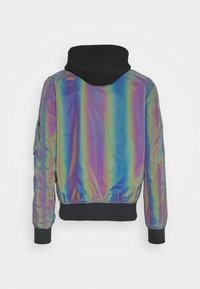 Kurtka z kapturem z odblaskowego, iryzujących materiału w odcieniach fioletu, zieleni i niebieskiego, z czarnymi prążkowanymi mankietami i dołem.