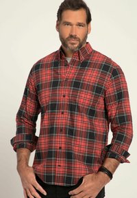 Rot-schwarz kariertes Button-Up-Hemd mit langen Ärmeln, ausgestattet mit einem offenen Kragen und hochgeschlagenen Manschetten, aus glattem, gewebtem Stoff hergestellt.