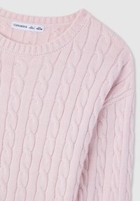 Maglione rosa lavorato a maglia con un motivo a treccia, colletto a coste e texture morbida. Etichetta visibile con nome del marchio e dettagli sulla taglia.