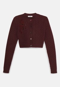 Burgunderfarbener, kurzer Cardigan mit einem Zopfmuster, runder Ausschnitt und fünf Knöpfen. Dekorative, mit Perlen verzierte Rentierverzierung auf der Vorderseite.